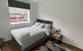 Canary Wharf Haven - Spacious & Homely Entire 1 Bedroom Flat